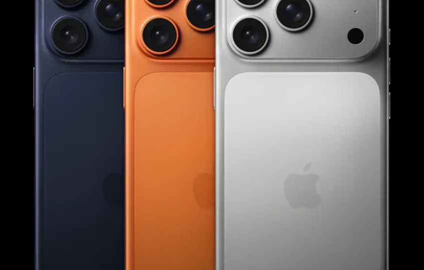 Το πίσω μέρος ενός iPhone 17 Pro σε χρώμα μπλε, εστιασμένο στο module της κάμερας, με ελαφρές φθορές στην άκρη