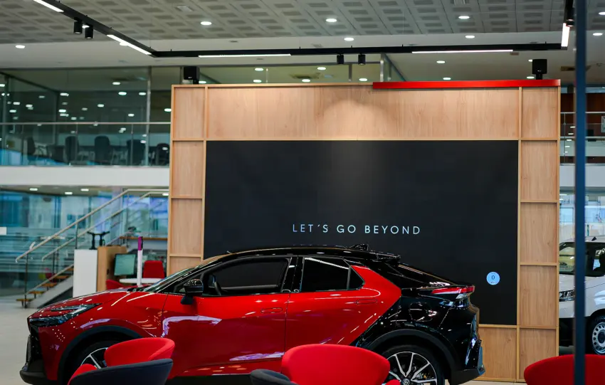 Η Toyota σε συνεργασία με την Samsung αλλάζει τα showroom της