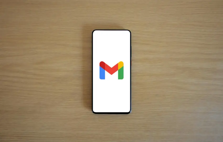 Σκοτεινή σκηνή με συμβολικό λογότυπο ChatGPT και Gmail, υπογράμμιση απορρήτου»
