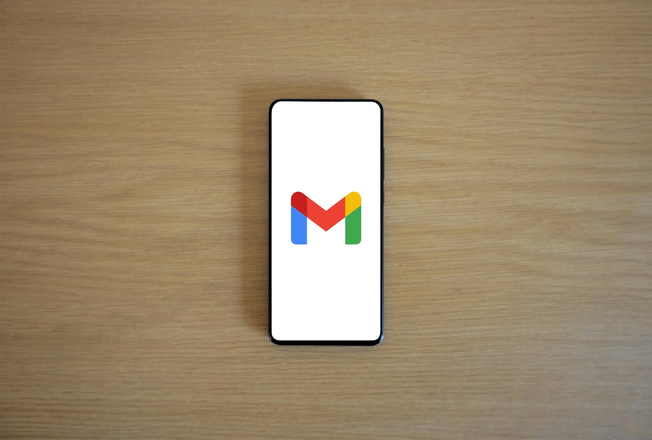 Σκοτεινή σκηνή με συμβολικό λογότυπο ChatGPT και Gmail, υπογράμμιση απορρήτου»