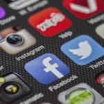 Ο Καναδάς απαγορεύει τα social media στους κάτω των 16 ετών