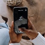 Η επιστημονική εξήγηση γιατί τα social media κάνουν τους νέους δυστυχισμένους