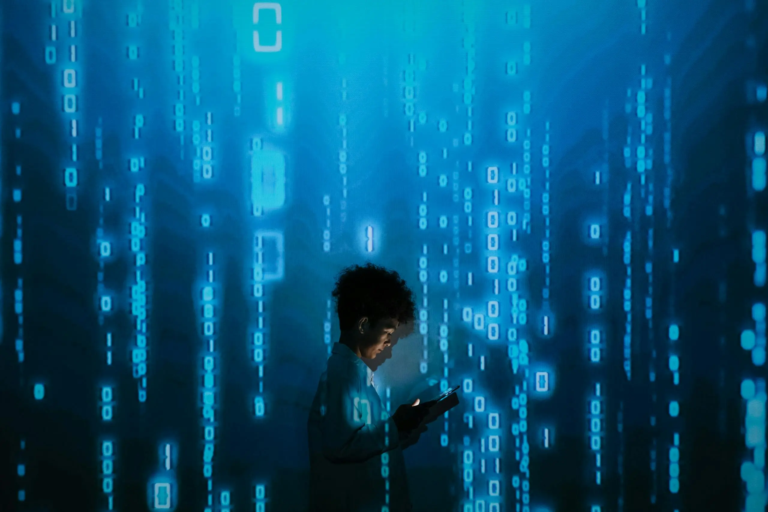 Voice cloning: Πώς η τεχνητή νοημοσύνη άλλαξε για πάντα τις ψηφιακές απάτες