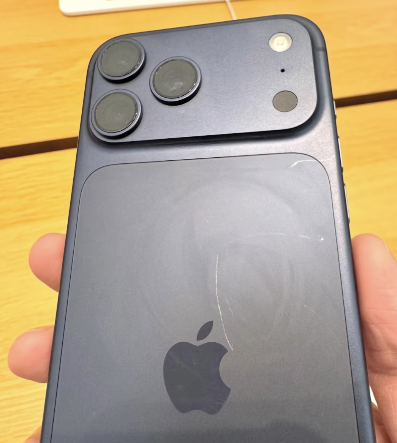 Κοντινό πλάνο iPhone 17 με εμφανείς μικρογρατζουνιές