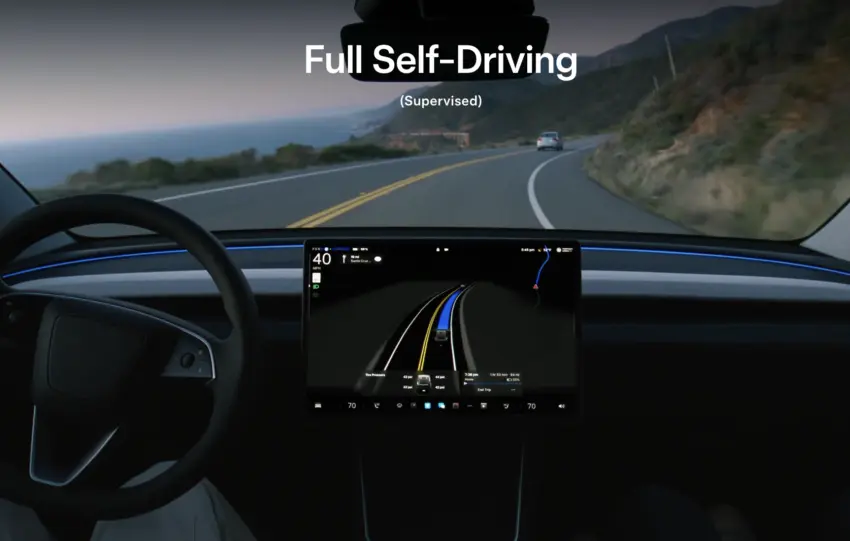 Όχημα Tesla σε αυτοκινητόδρομο τη νύχτα με τον οδηγό να κρατά χαλαρά το τιμόνι