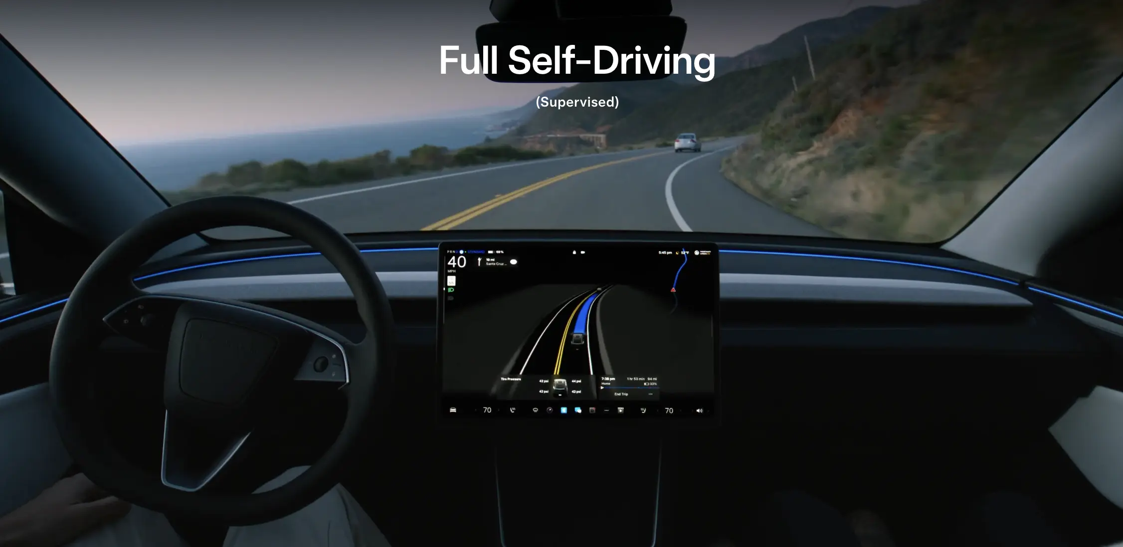 Όχημα Tesla σε αυτοκινητόδρομο τη νύχτα με τον οδηγό να κρατά χαλαρά το τιμόνι