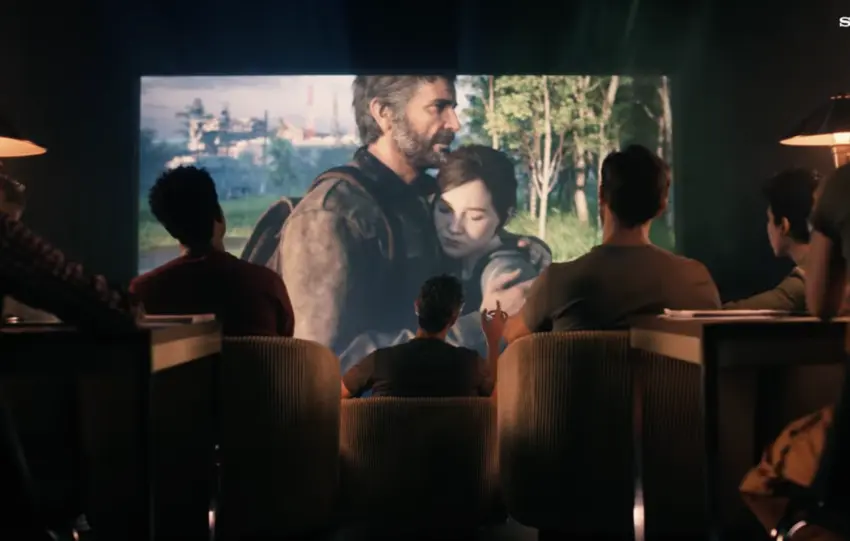 Γραφικό με το λογότυπο του PlayStation δίπλα σε εικονίδια online gaming και συνεργατικές λειτουργίες