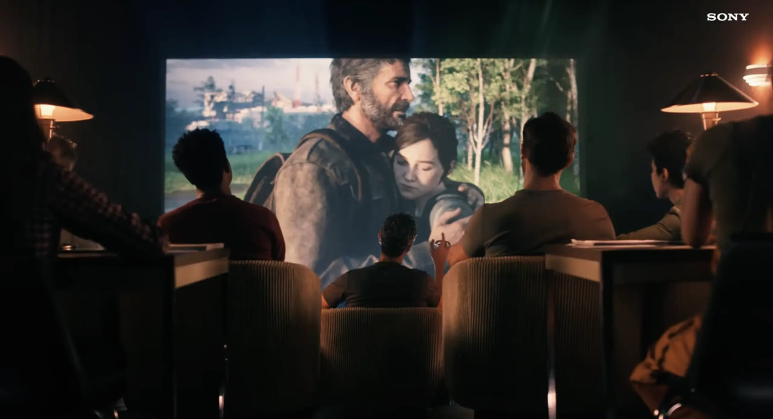 Γραφικό με το λογότυπο του PlayStation δίπλα σε εικονίδια online gaming και συνεργατικές λειτουργίες