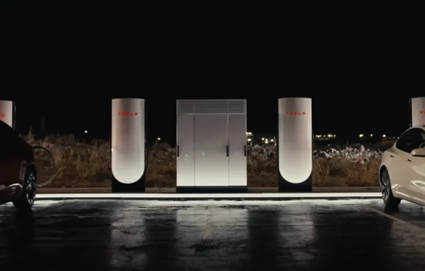Σταθμός Tesla V4 Supercharger με σύγχρονο σχεδιασμό και κόκκινα φωτεινά σήματα, έτοιμος να φορτίσει ηλεκτρικά οχήματα υψηλής ισχύος