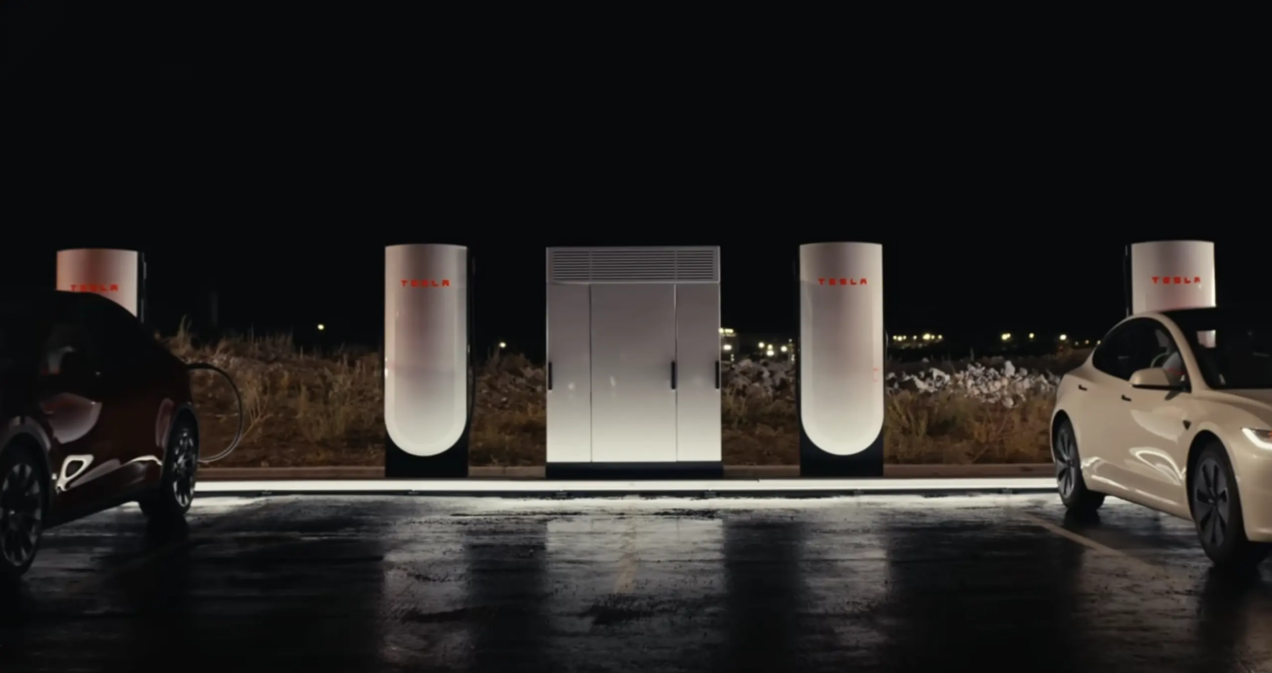 Σταθμός Tesla V4 Supercharger με σύγχρονο σχεδιασμό και κόκκινα φωτεινά σήματα, έτοιμος να φορτίσει ηλεκτρικά οχήματα υψηλής ισχύος
