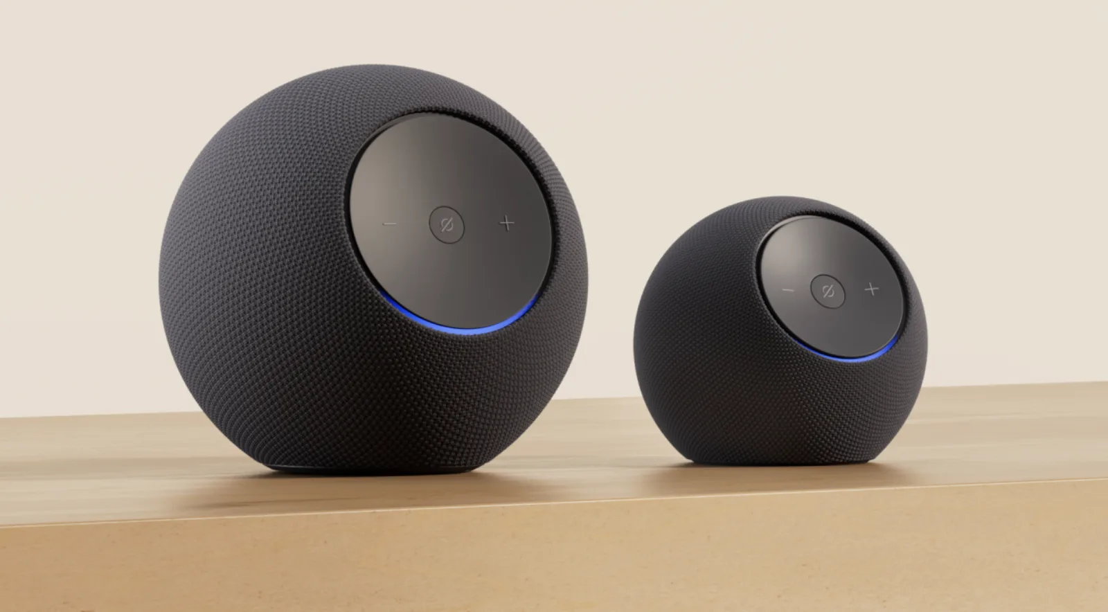 Echo Dot Max και Echo Studio τοποθετημένα δίπλα σε Fire TV, δημιουργώντας οικιακό σύστημα surround με Dolby Atmos