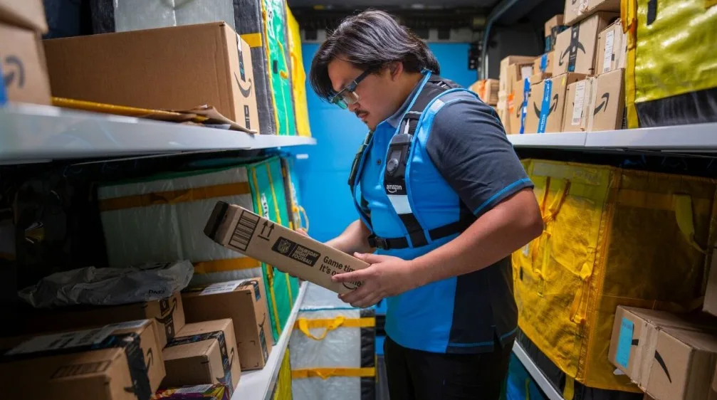 Τα νέα smart glasses της Amazon φέρνουν τεχνητή νοημοσύνη στις παραδόσεις