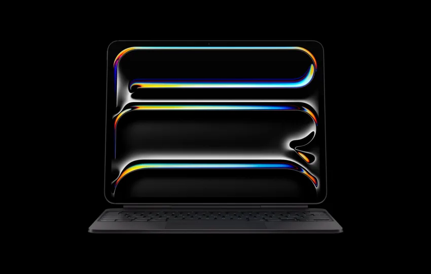 Το νέο iPad Pro M5 με το Magic Keyboard δίπλα σε ένα MacBook Pro, πάνω σε μοντέρνο γραφείο εργασίας.