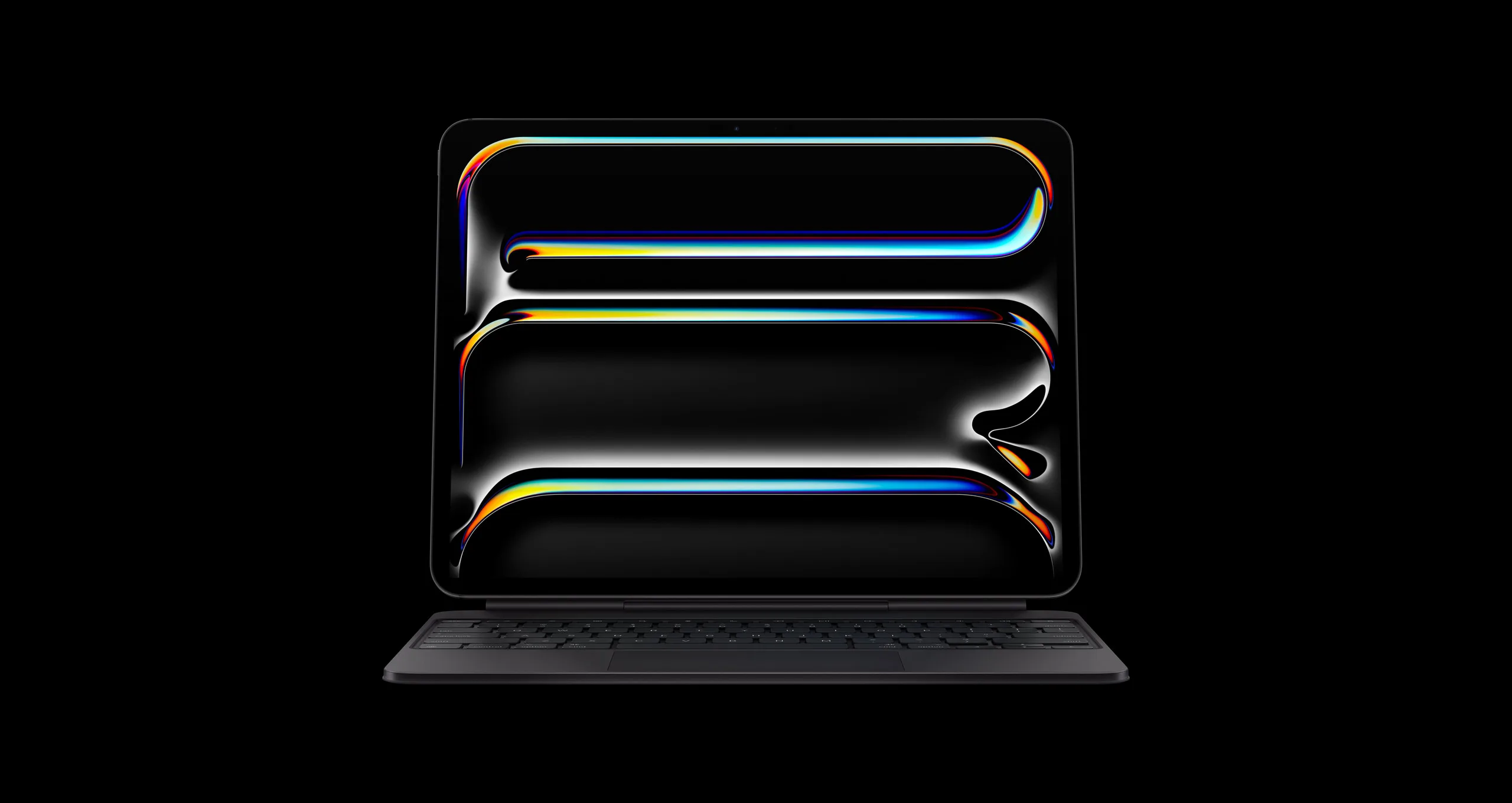 Το νέο iPad Pro M5 με το Magic Keyboard δίπλα σε ένα MacBook Pro, πάνω σε μοντέρνο γραφείο εργασίας.