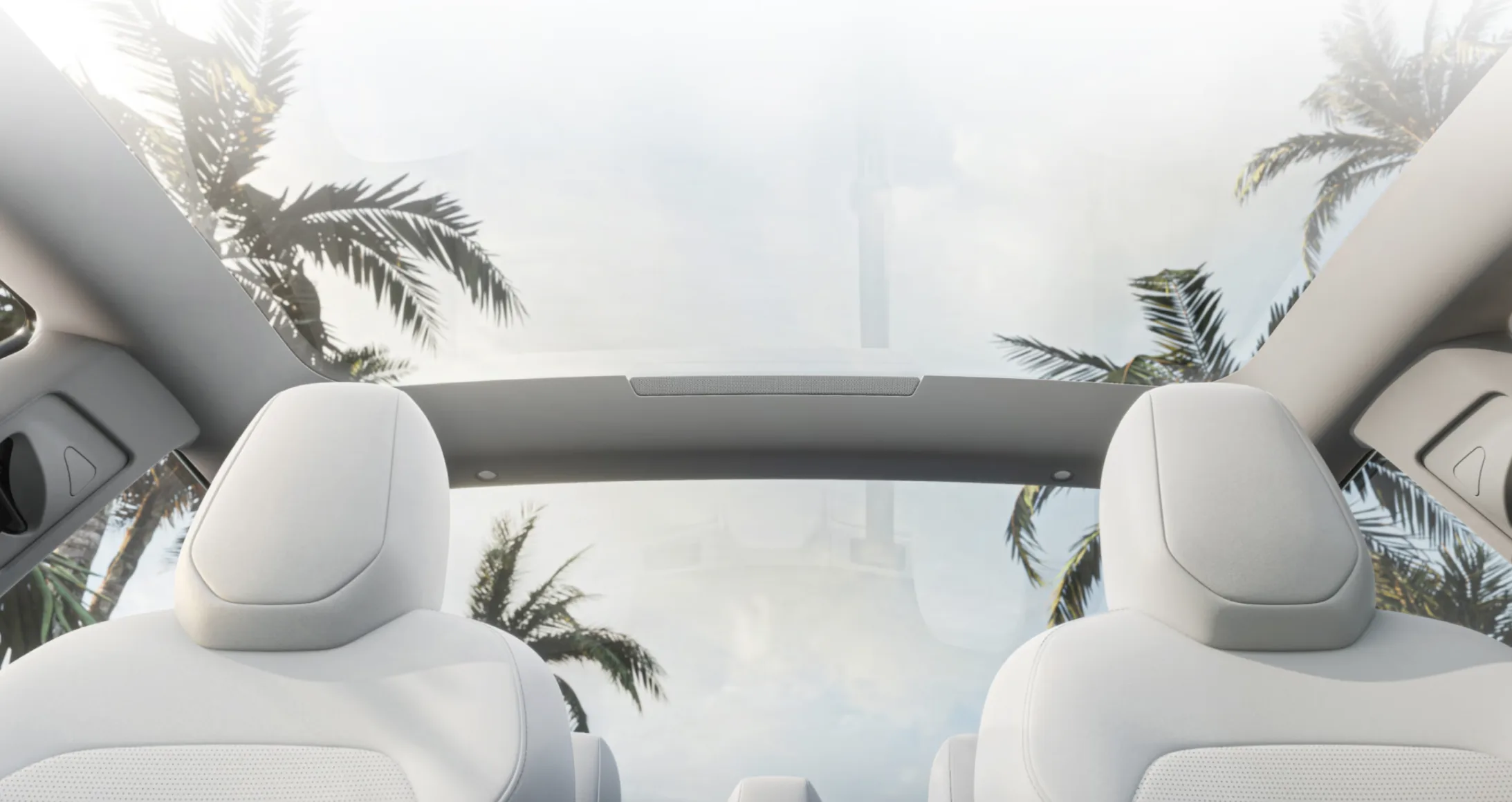 Οδηγός Tesla παρακολουθεί οθόνη με ειδοποίηση λήψης νέας ενημέρωσης λογισμικού