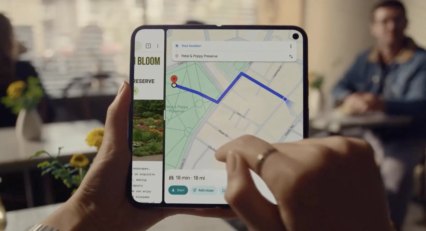 Google Pixel 10 Pro Fold: To πιο ανθεκτικό αναδιπλούμενο smartphone 1 Το Fold μισοανοιχτό με ενεργή κάμερα και φωτεινή οθόνη