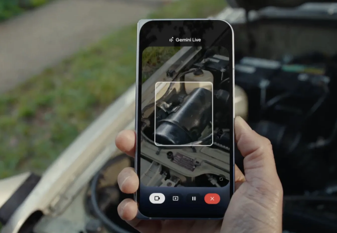 Google Pixel 10 Pro Fold: To πιο ανθεκτικό αναδιπλούμενο smartphone 3 Κοντινό πλάνο στον μεντεσέ με σταγόνες νερού