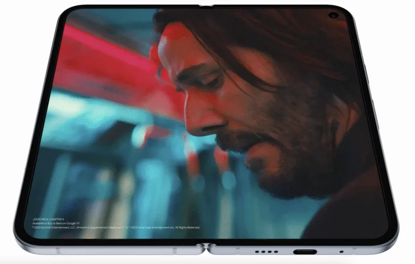 Pixel 10 Pro Fold σε χέρι χρήστη, με ενεργό περιβάλλον Pixel AI