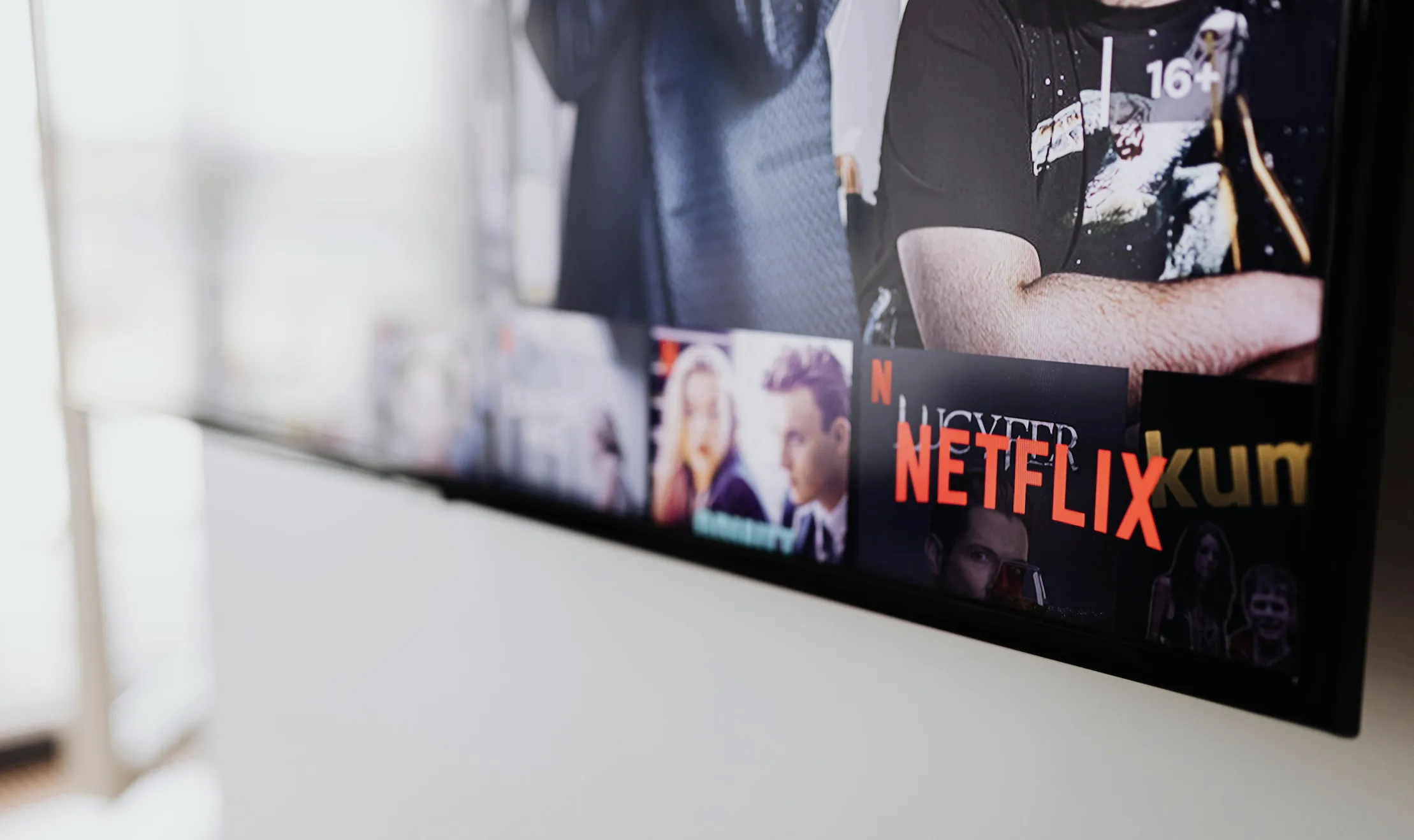 Netflix διεκδικεί Champions League: πρόταση-μαμούθ για τα τηλεοπτικά δικαιώματα