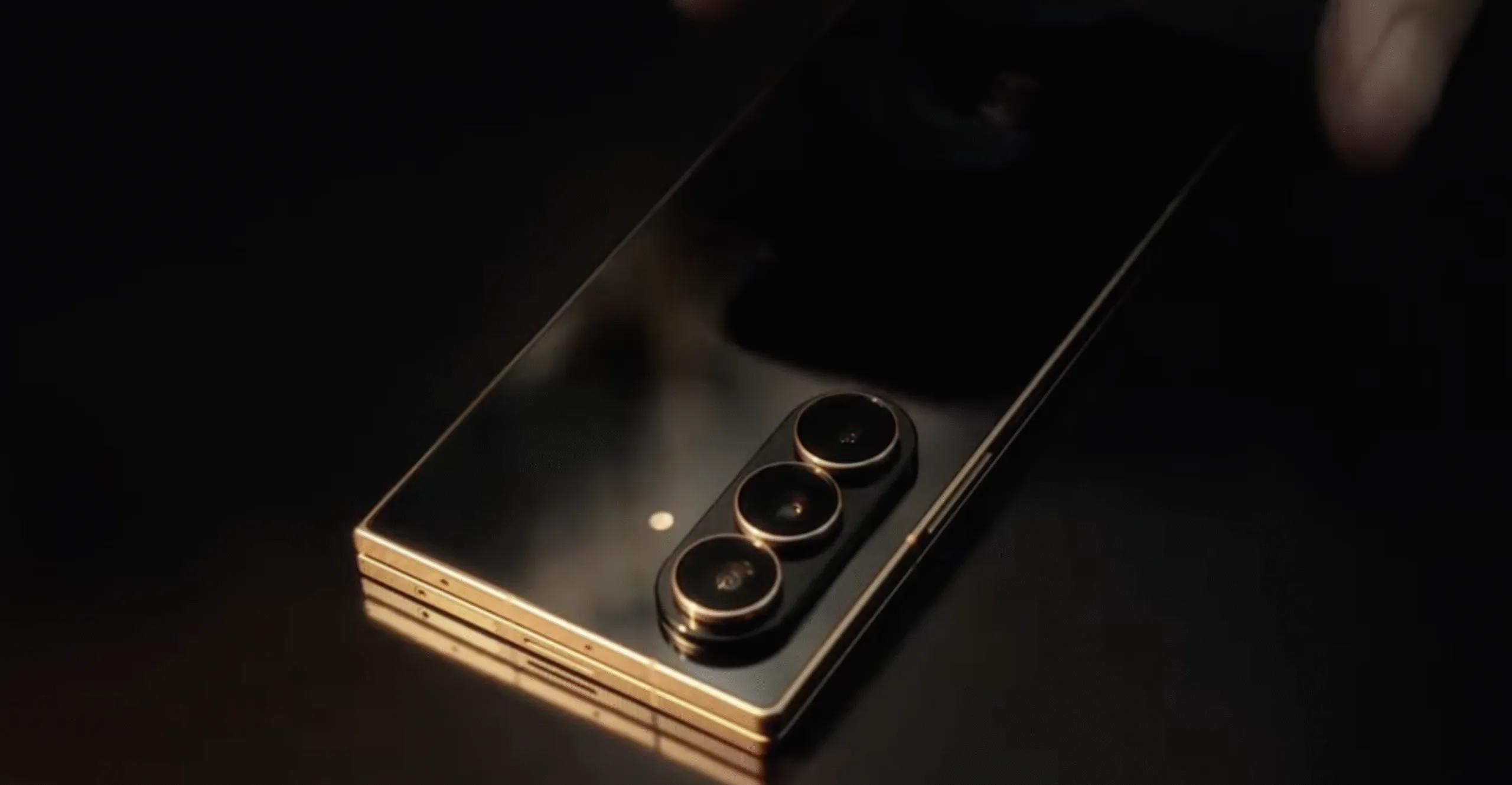 Η Samsung παρουσίασε ένα εξαιρετικά κομψό και τεχνολογικά προηγμένο foldable smartphone