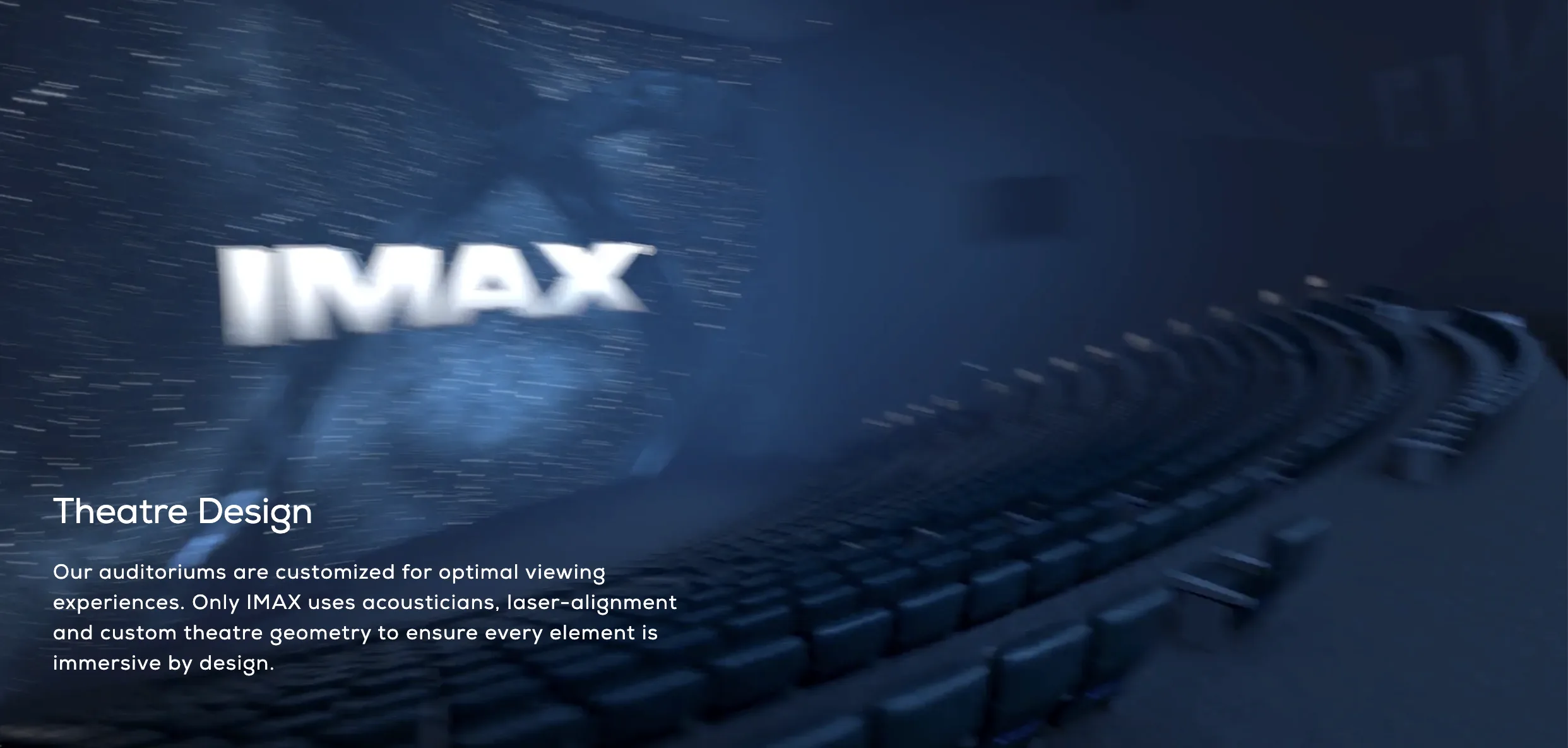Προβολέας 70mm IMAX φωτίζει τεράστια κινηματογραφική οθόνη με σκηνή από το “The Odyssey” του Christopher Nolan.