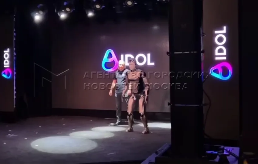 AIDOL: η πρώτη εμφάνιση του ρωσικού AI ρομπότ και η… πτώση του