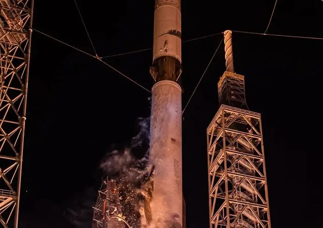 Η Blue Origin πετυχαίνει εντυπωσιακή προσγείωση του New Glenn και γράφει ιστορία