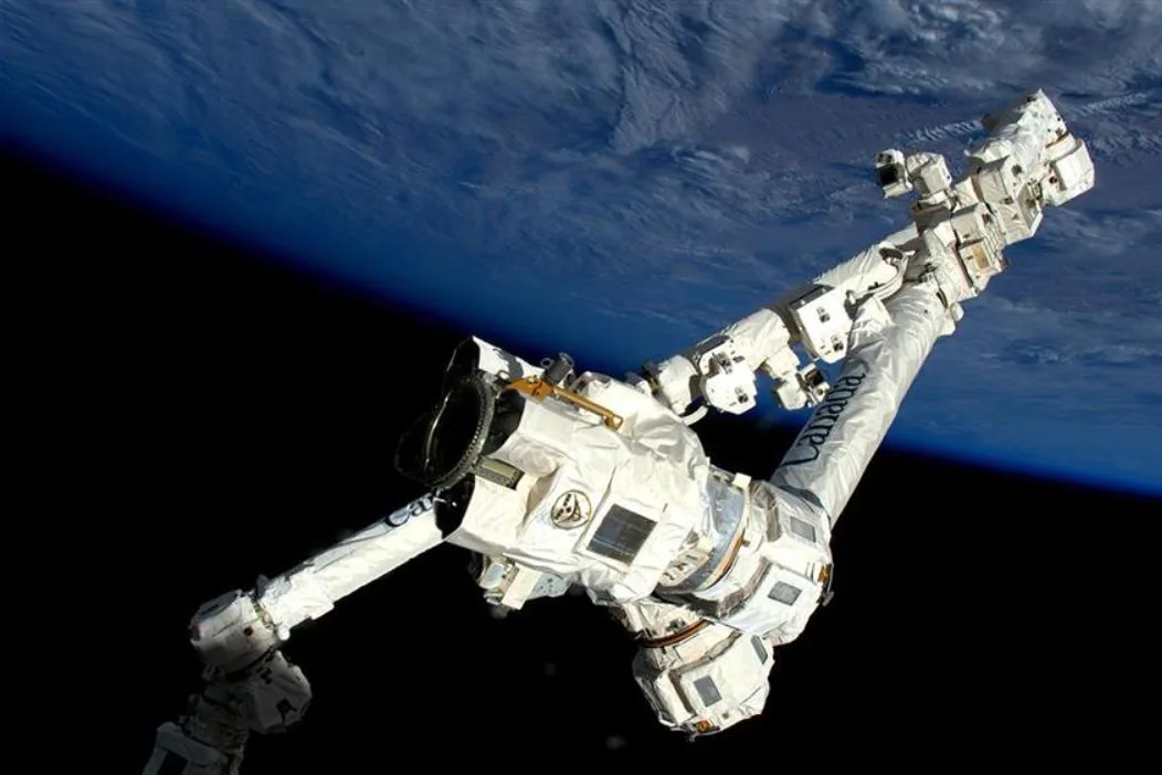 Γιατί το βίντεο από το ISS της Canadarm2 έγινε viral και τι σημαίνει