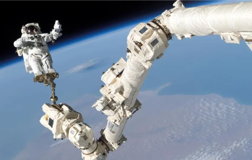 Γιατί το βίντεο από το ISS της Canadarm2 έγινε viral και τι σημαίνει
