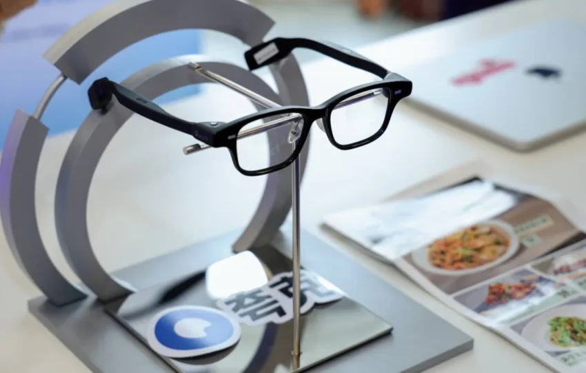 Quark AI Glasses: Η Alibaba λανσάρει τα έξυπνα γυαλιά του μέλλοντος