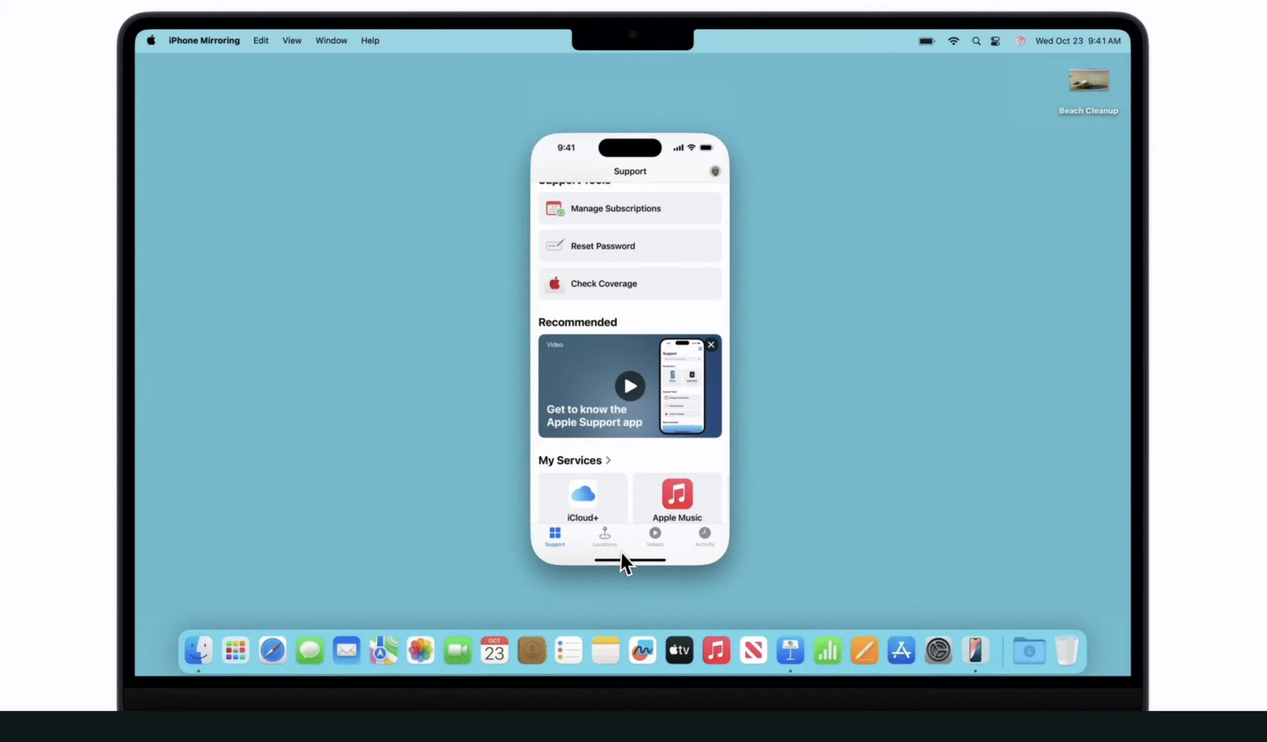 Οθόνη Mac που προβάλλει ζωντανά την επιφάνεια ενός iPhone, με παράθυρα εφαρμογών και ειδοποιήσεις, υποδηλώνοντας τη λειτουργία iPhone Mirroring που παραμένει ανενεργή στην Ευρώπη.