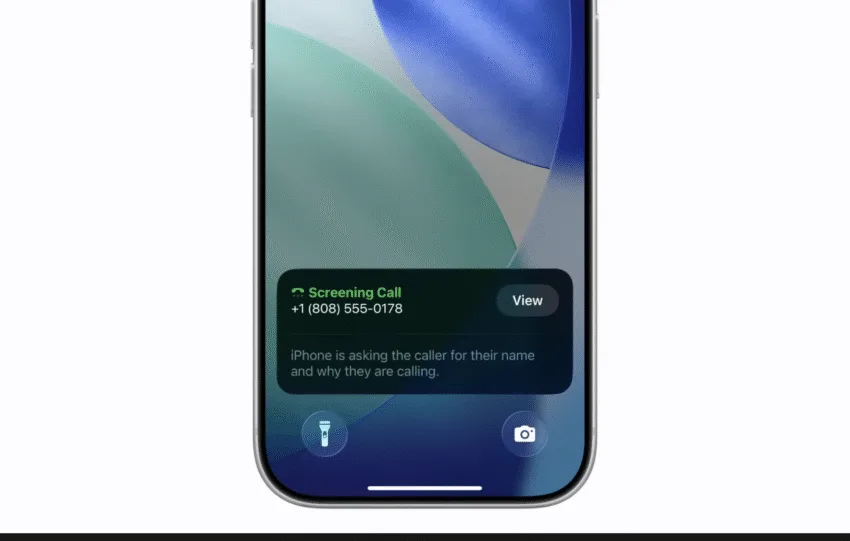Οθόνη iPhone που εμφανίζει ειδοποίηση Call Screening, με επιλογές απάντησης και ζωντανή μεταγραφή της φωνής του καλούντος.