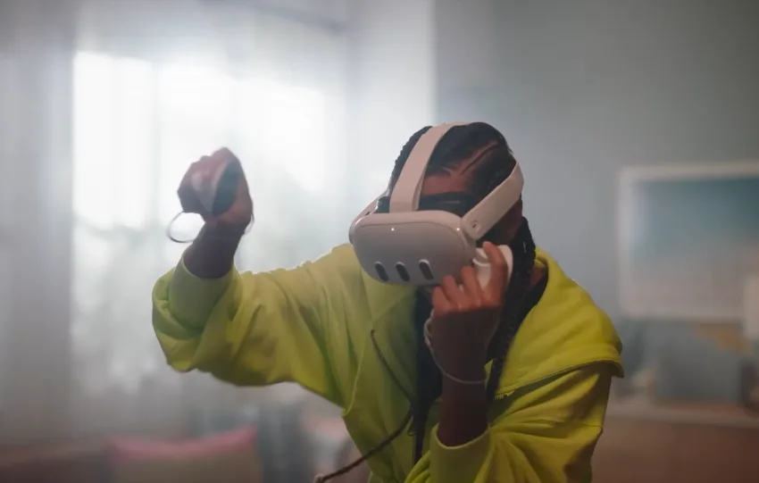 Χρήστης με Meta Quest headset παρακολουθεί ταινία Disney σε εικονικό κινηματογραφικό περιβάλλον VR