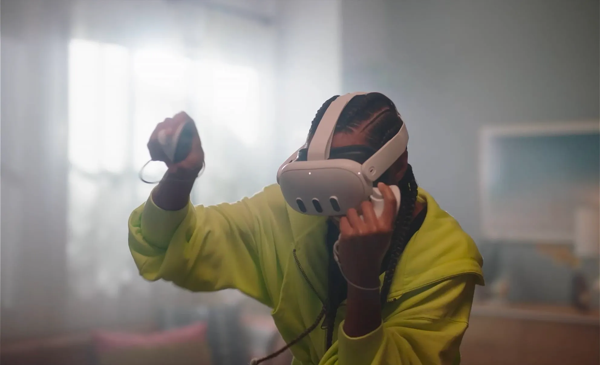 Χρήστης με Meta Quest headset παρακολουθεί ταινία Disney σε εικονικό κινηματογραφικό περιβάλλον VR