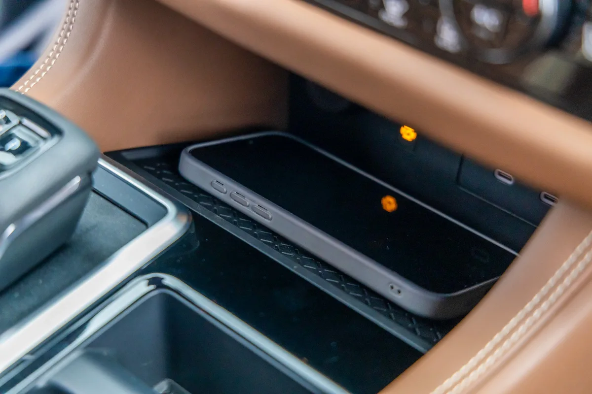 H Nissan καινοτομεί στην ασύρματη φόρτιση κινητών στα αυτοκίνητα της