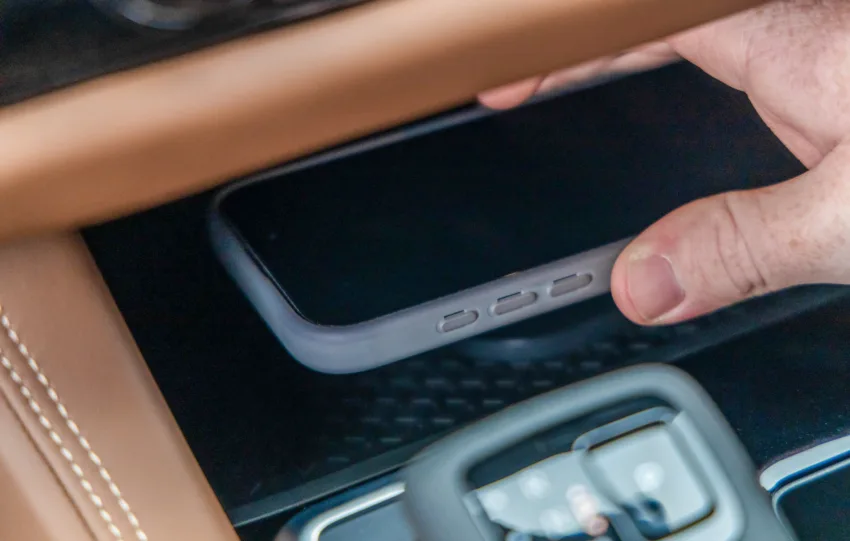 Nissan λύνει το πρόβλημα της ασύρματης φόρτισης στο αυτοκίνητο