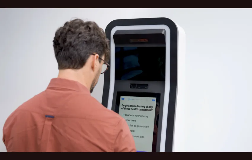 EyeBot: Το kiosk που μετατρέπει την εξέταση όρασης σε διαδικασία 3 λεπτών