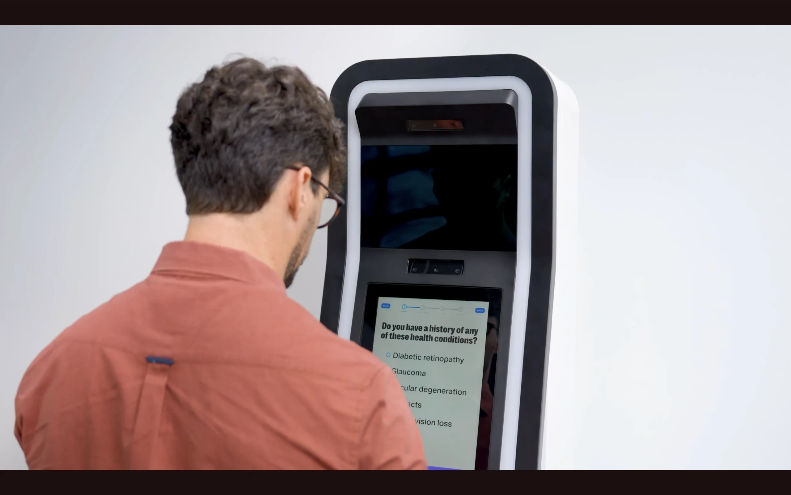 EyeBot: Το kiosk που μετατρέπει την εξέταση όρασης σε διαδικασία 3 λεπτών