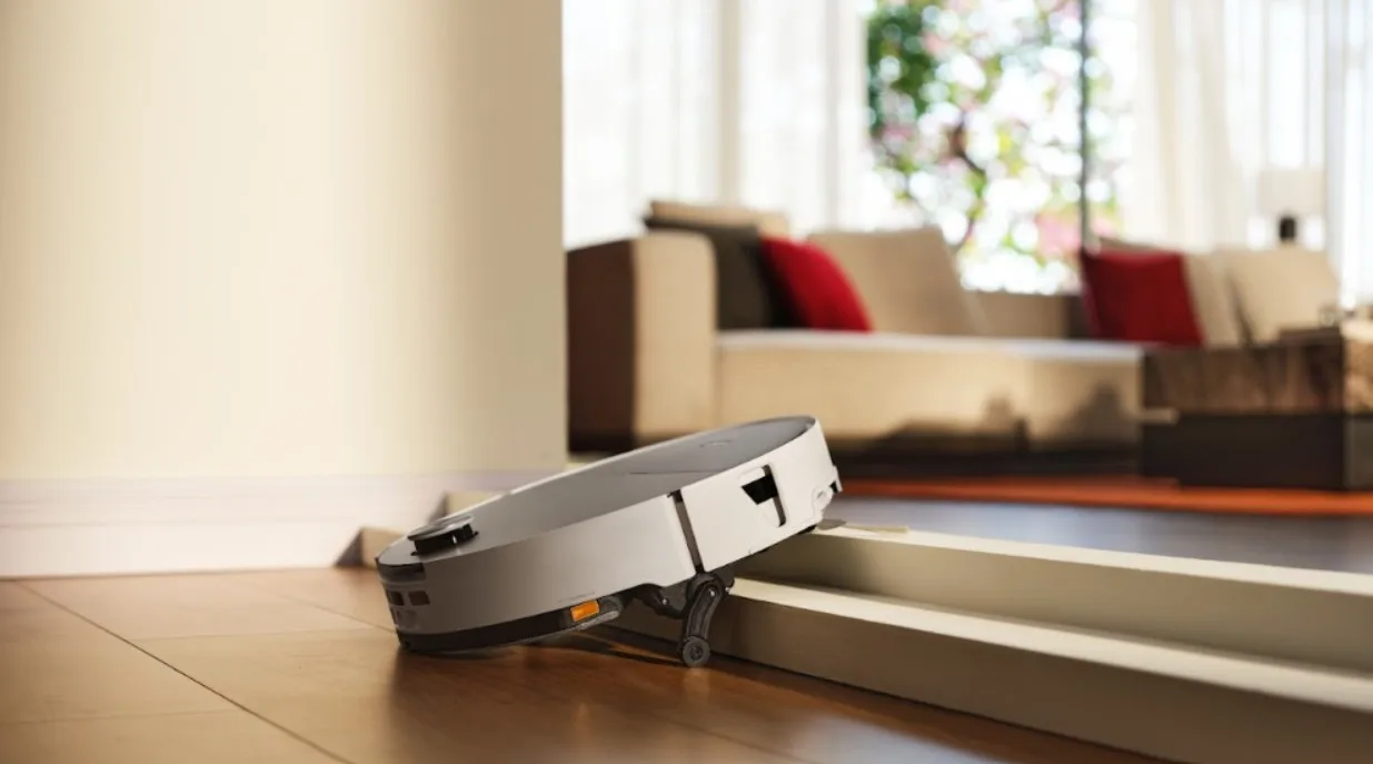 Roborock Saros Rover: Η πρώτη robot σκούπα που ανεβαίνει σκάλες