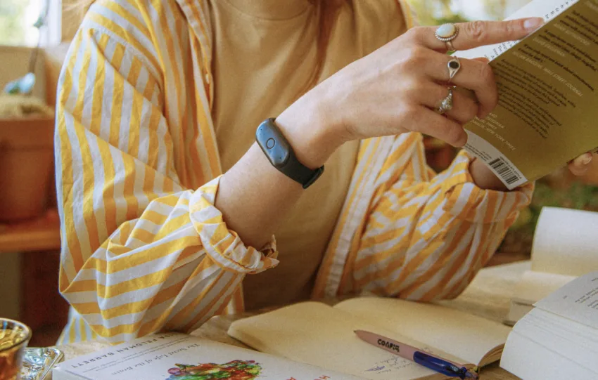 Η Amazon απέκτησε την Bee, μια startup που κατασκευάζει ένα AI wearable αξίας $50