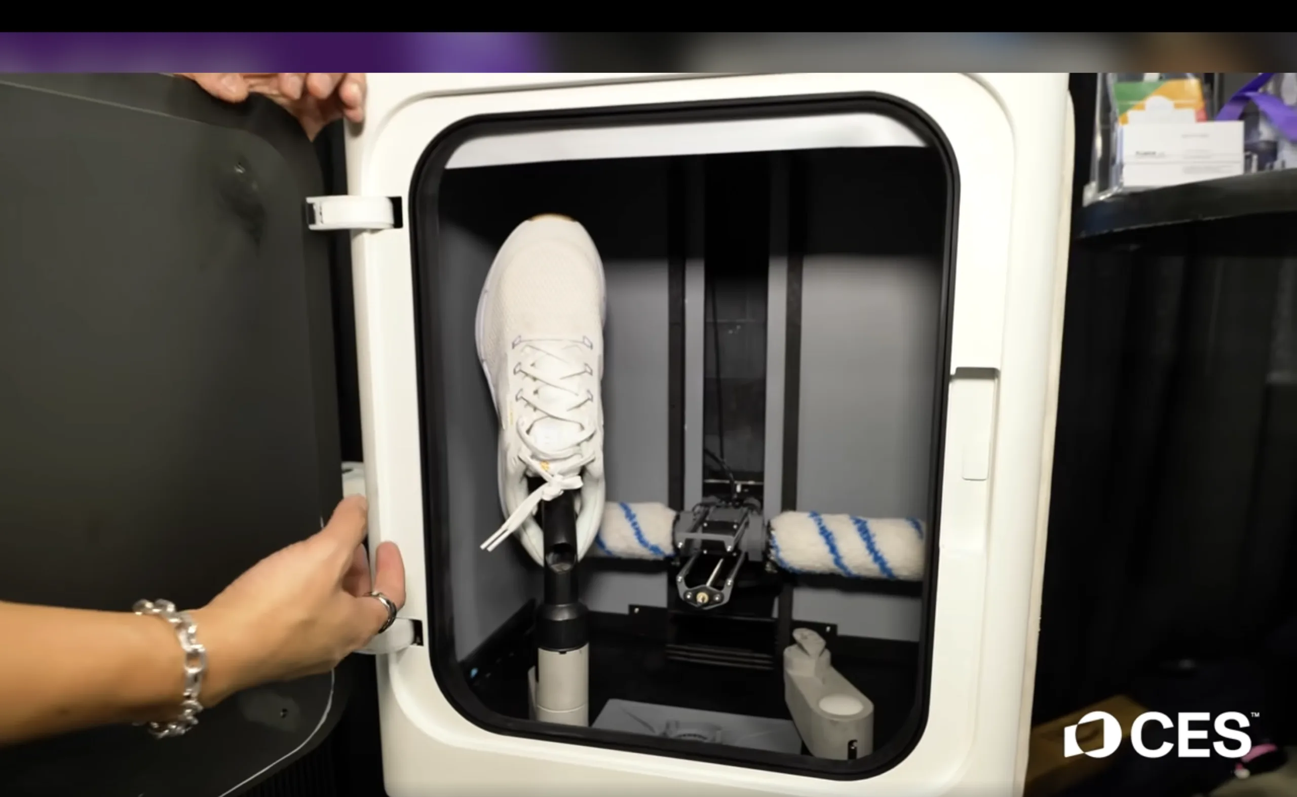 CES 2026: Το AI πλυντήριο παπουτσιών που καθαρίζει χωρίς να σηκώσεις δάχτυλο
