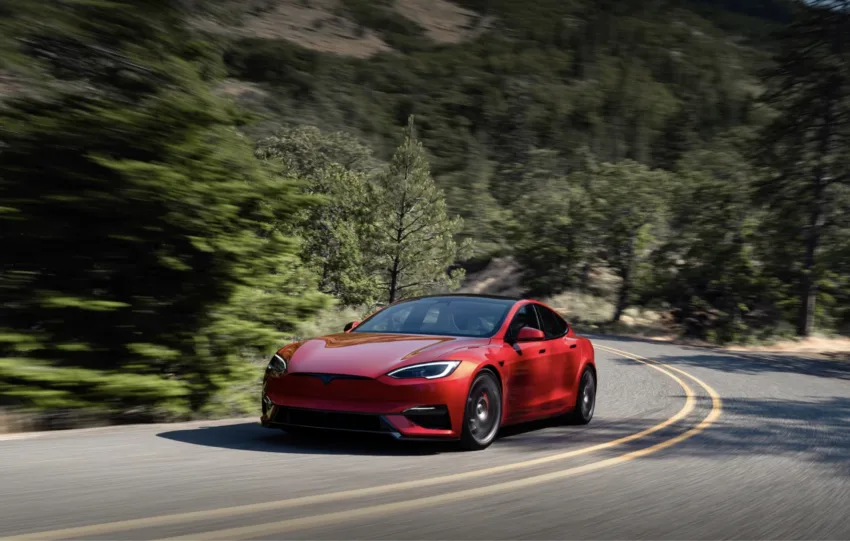 Η Tesla θυσιάζει τις ναυαρχίδες της: Το στοίχημα του Optimus και η διακοπή των S και X