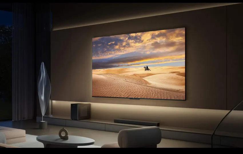 Δύο σύγχρονες τηλεοράσεις τοποθετημένες δίπλα-δίπλα σε ένα εκθεσιακό χώρο, με το λογότυπο της Sony στη μία οθόνη και της TCL