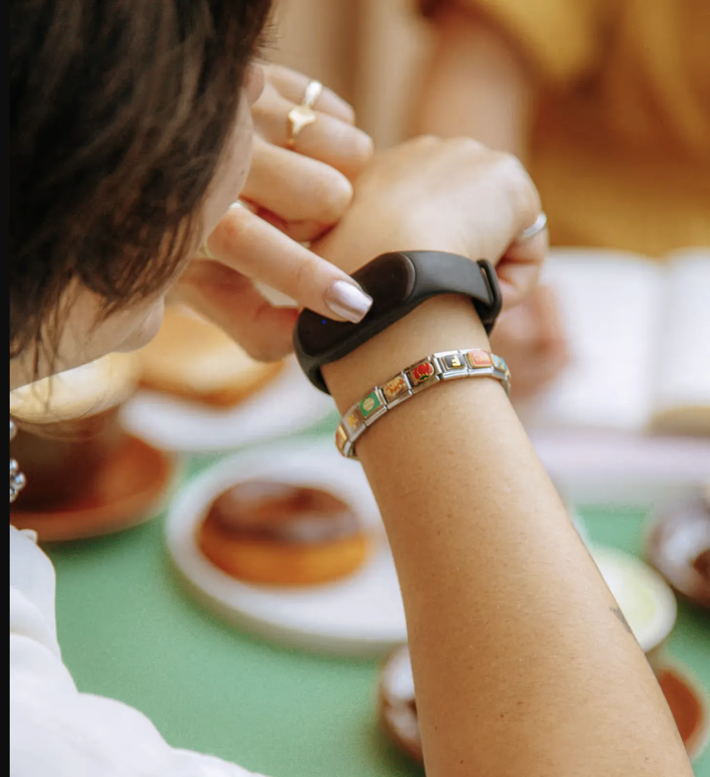 Η Amazon εξαγοράζει την Bee: Το νέο AI Wearable των $50 που ακούει τα πάντα.