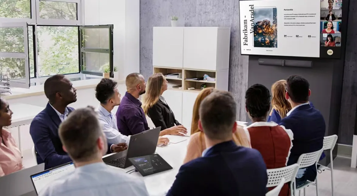 Η Lenovo και η Huddly παρουσιάζουν το μέλλον των AI υβριδικών συσκέψεων