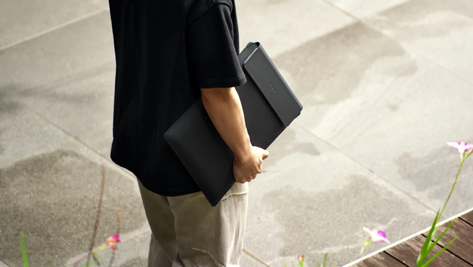 Η νέα θήκη laptop της Razer προσφέρει ασύρματη φόρτιση