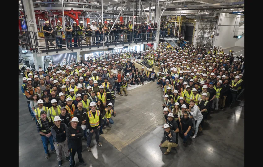 Ιστορική στιγμή στο Τέξας: Το πρώτο Tesla Cybercab βγήκε από τη γραμμή παραγωγής