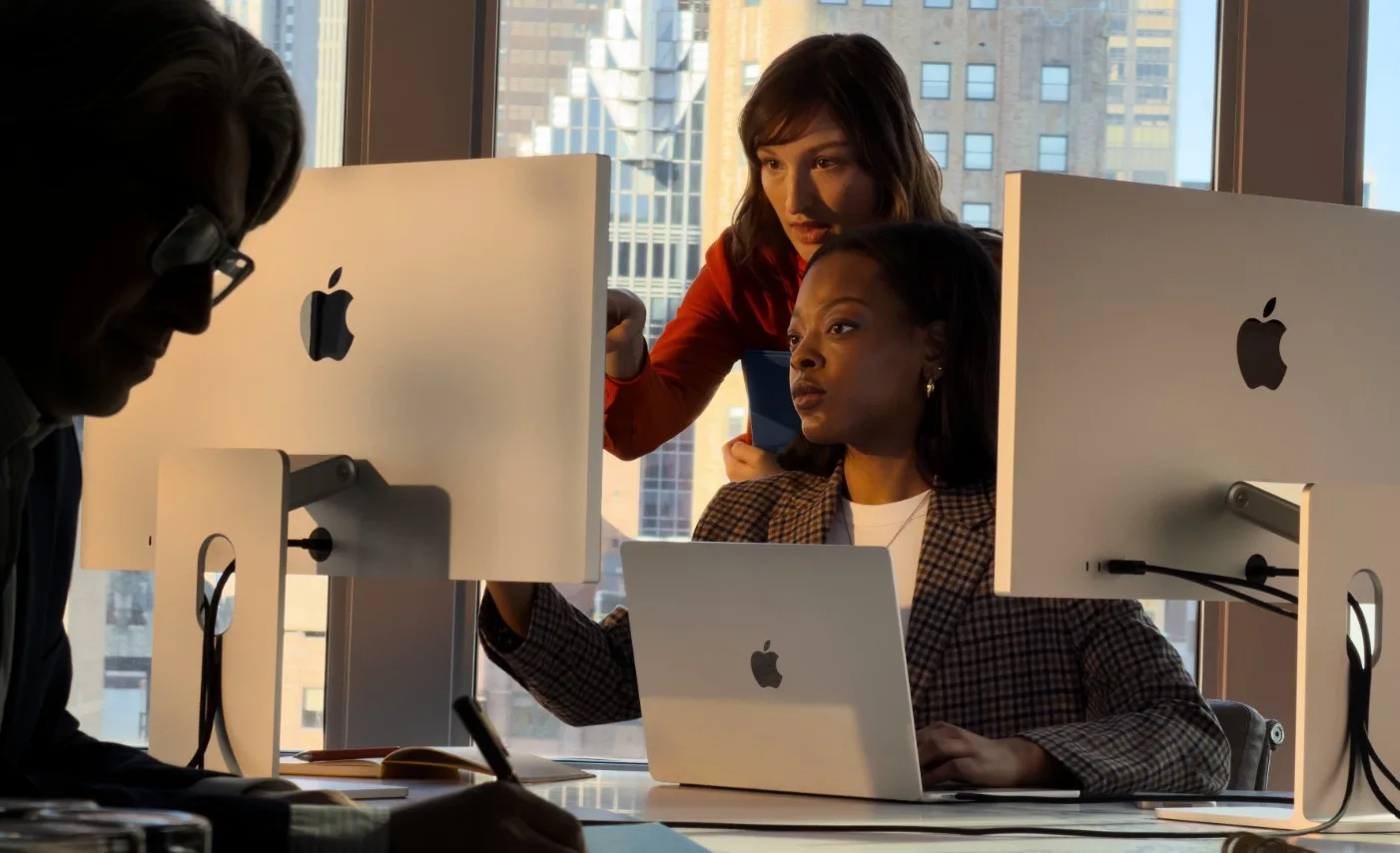 Η Apple αποκαλύπτει τα νέα Studio Display και το κορυφαίο Studio Display XDR