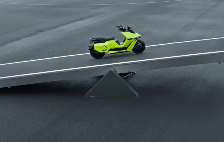 OMOWAY OMO X: Η πρώτη ηλεκτρική μοτοσυκλέτα στον κόσμο που ισορροπεί μόνη της