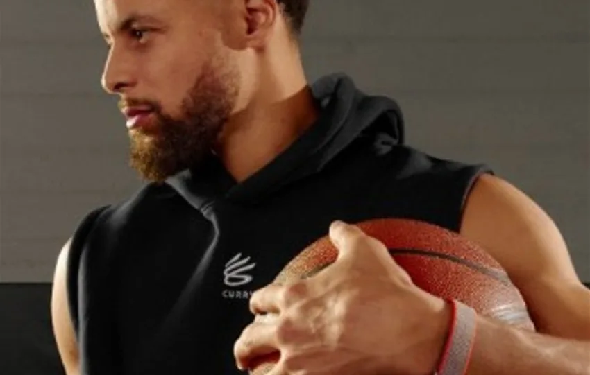 Ο Steph Curry αποκαλύπτει το νέο Fitbit: Η απάντηση της Google στα έξυπνα βραχιόλια